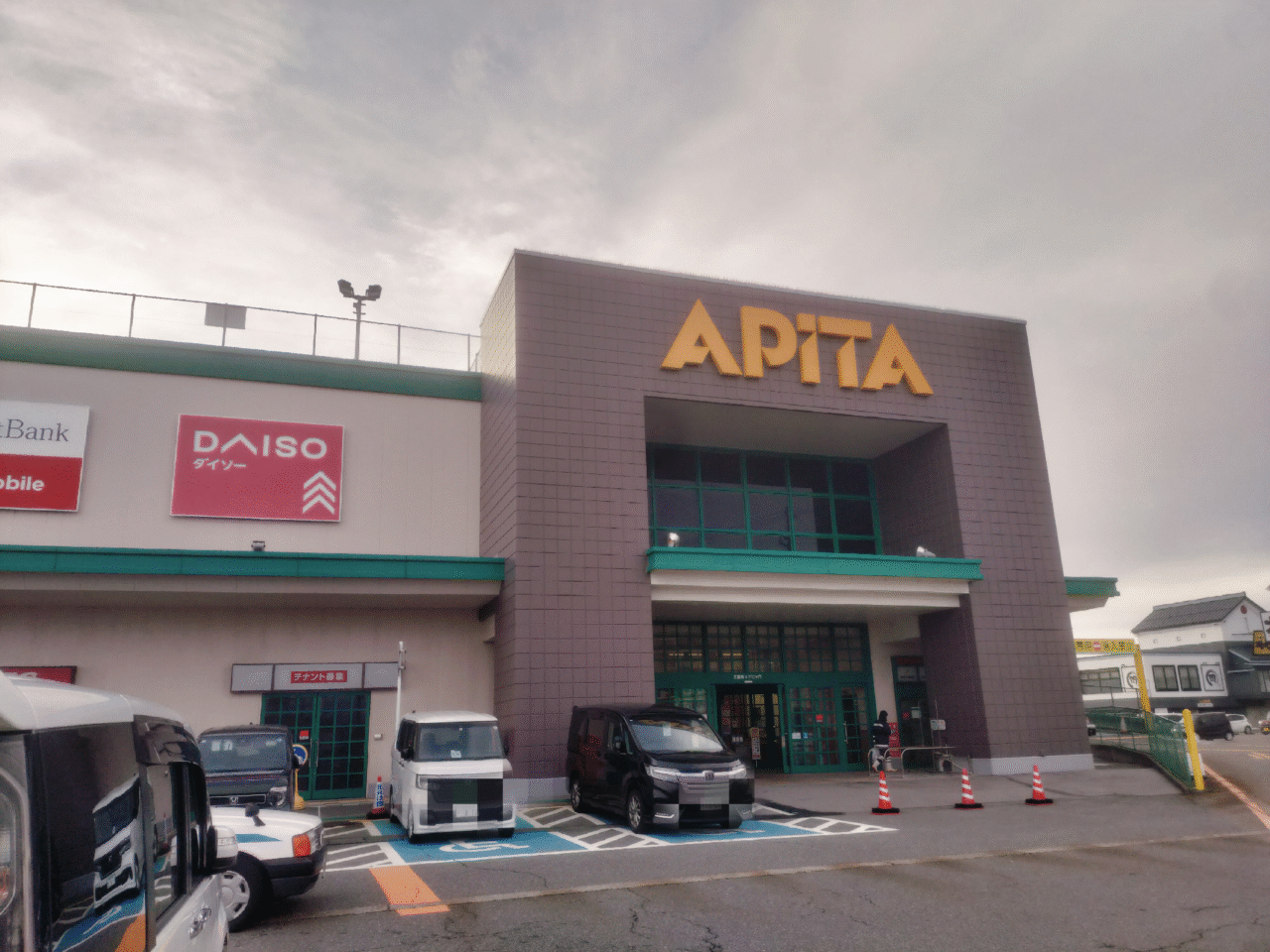 アピタ新潟西店外観