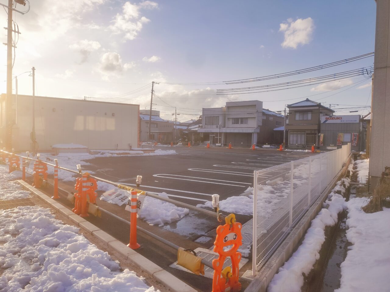 セブンイレブンの裏手