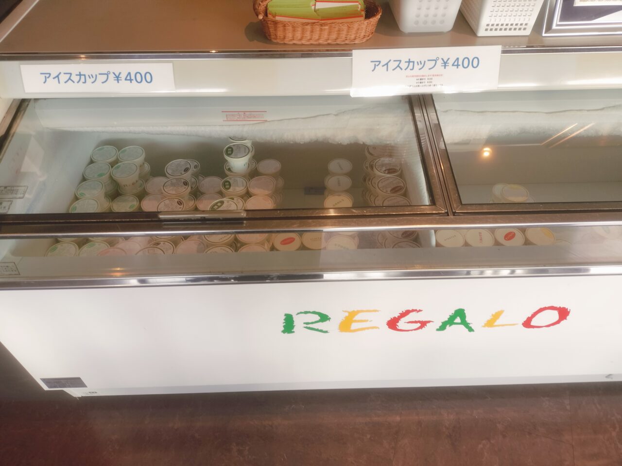 お持ち帰り用のカップジェラート