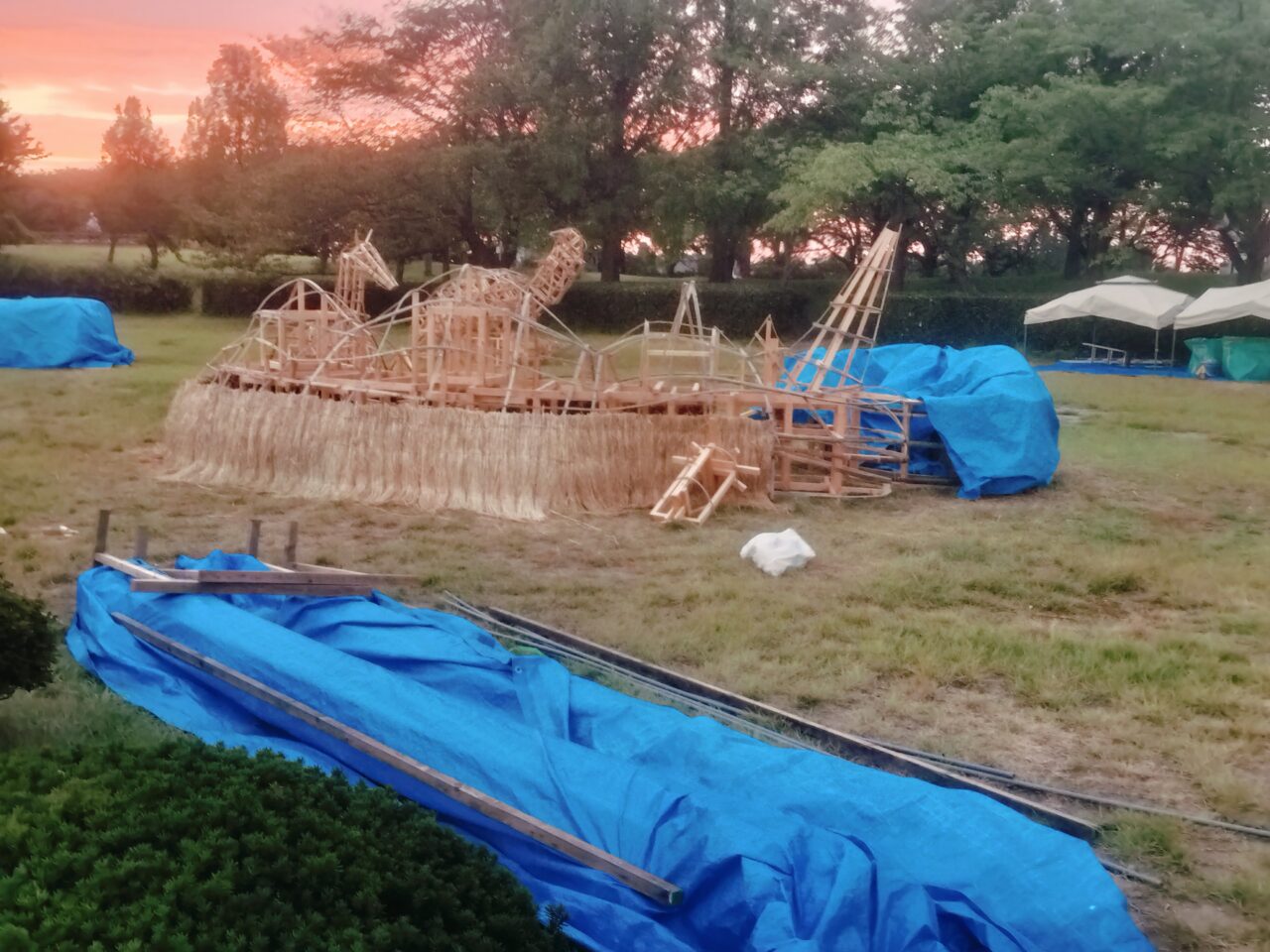 上堰潟公園わらアートまつり制作中