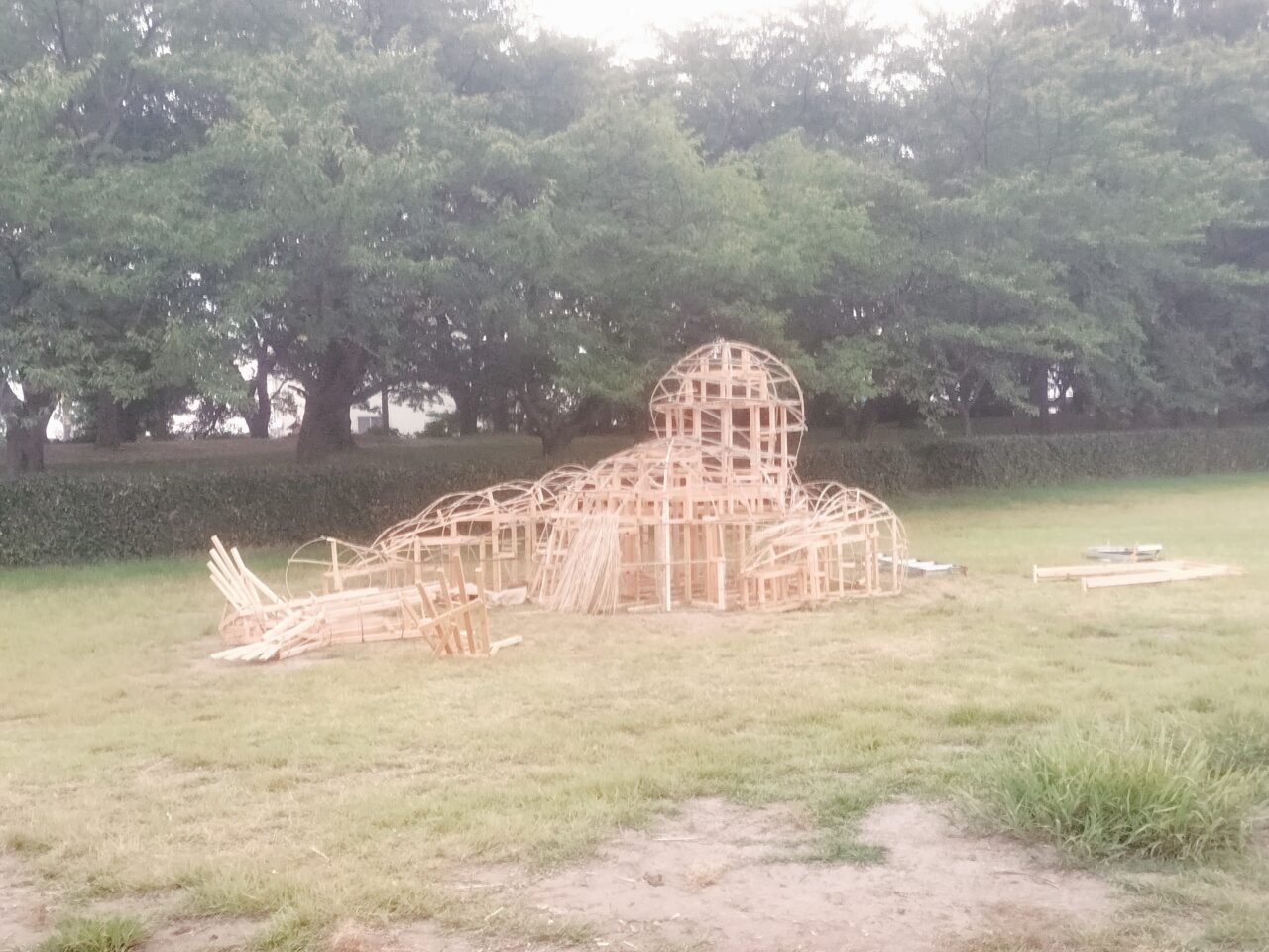 上堰潟公園わらアートまつり制作中